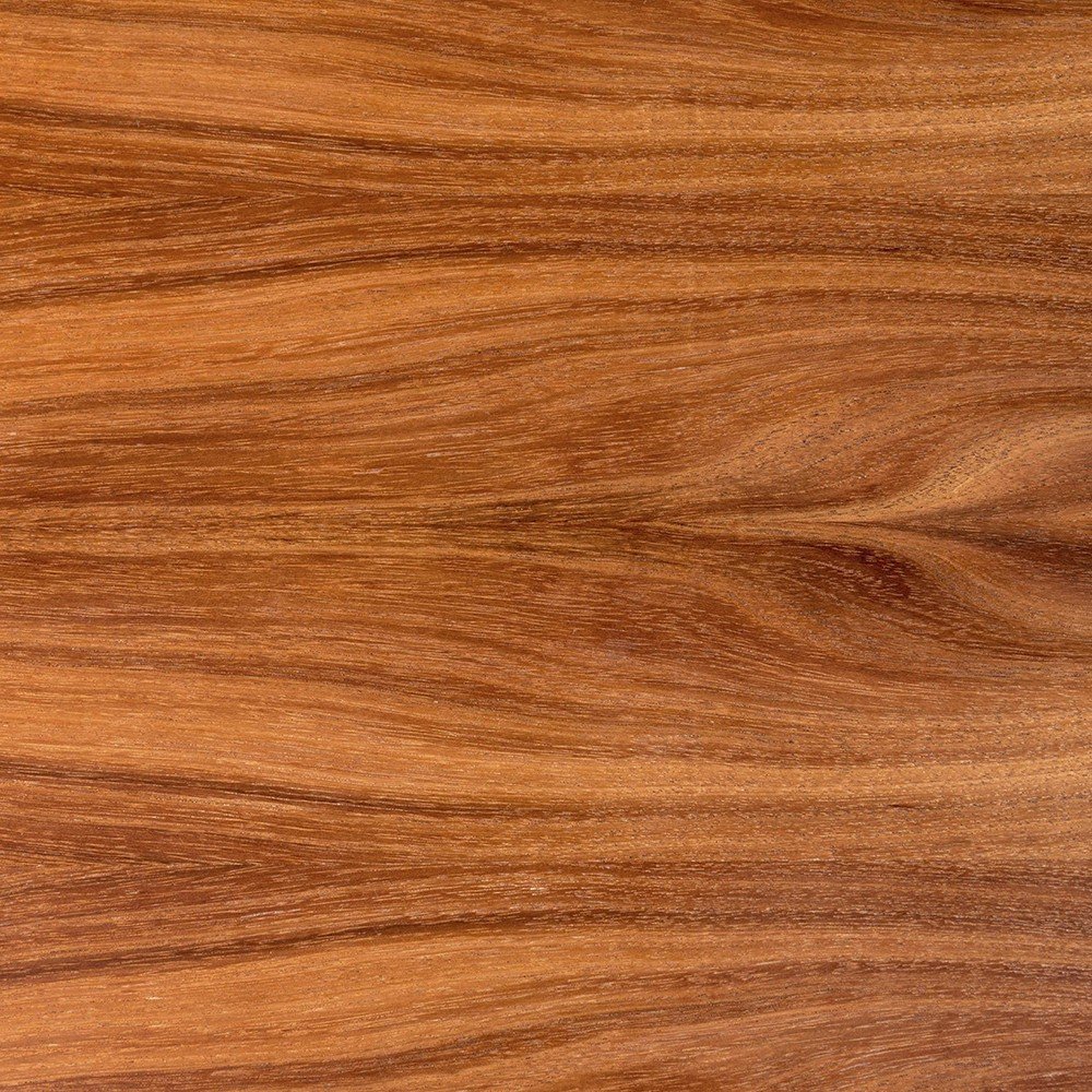 Detalle del veteado característico de la madera de Tzalam mostrando sus tonos dorados y líneas naturales